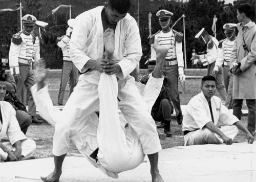 1%20A%20A%20A%20võ%20bị%2016