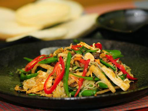 1407461489-mon-chay-dac-biet-mien-xao-chay-2-doisongphapluat (1)